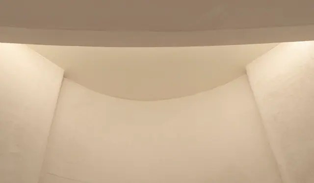 Curved level change in a ceiling