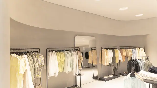 Retail floor under a curved ceiling band