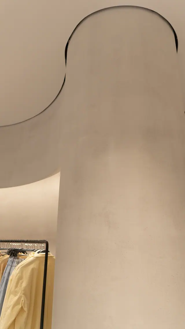 Column and ceiling curve detail