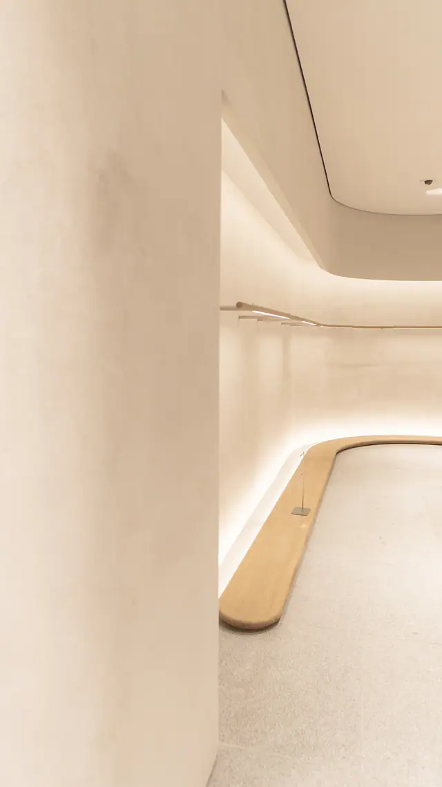 Curved wall and floor band