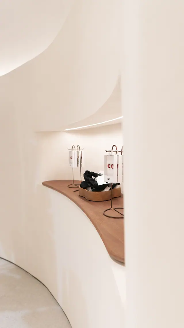 Display shelf inside a curved niche