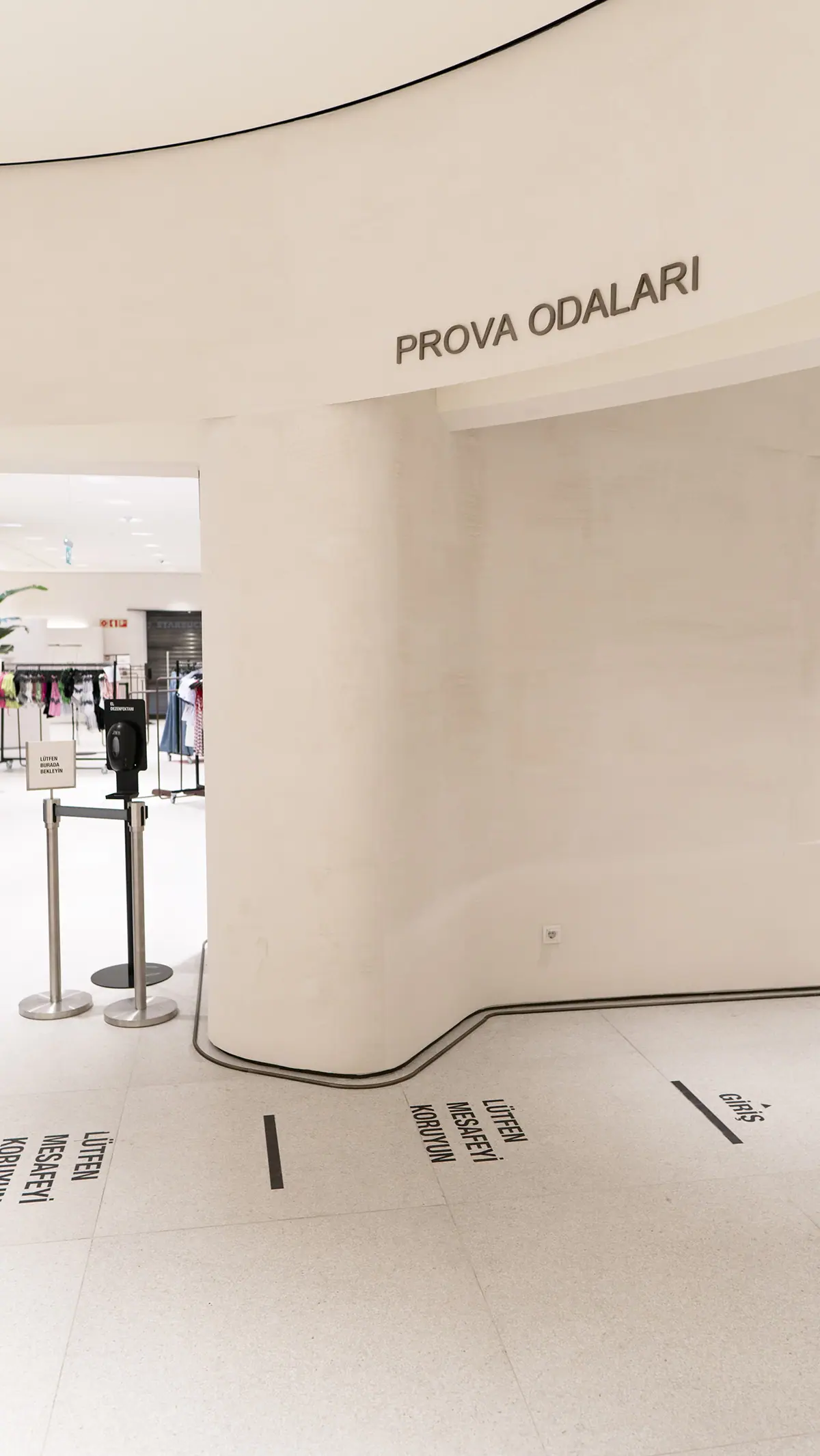 Prova odaları girişinde kavisli alçıpan duvar