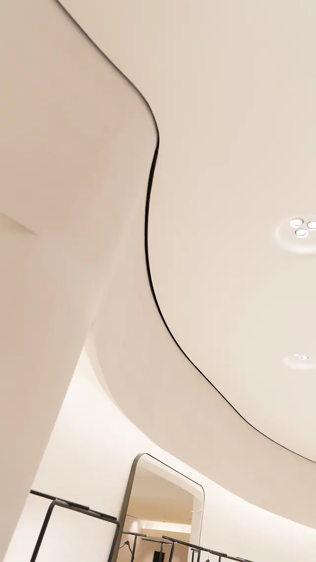 Curved junction between column and ceiling