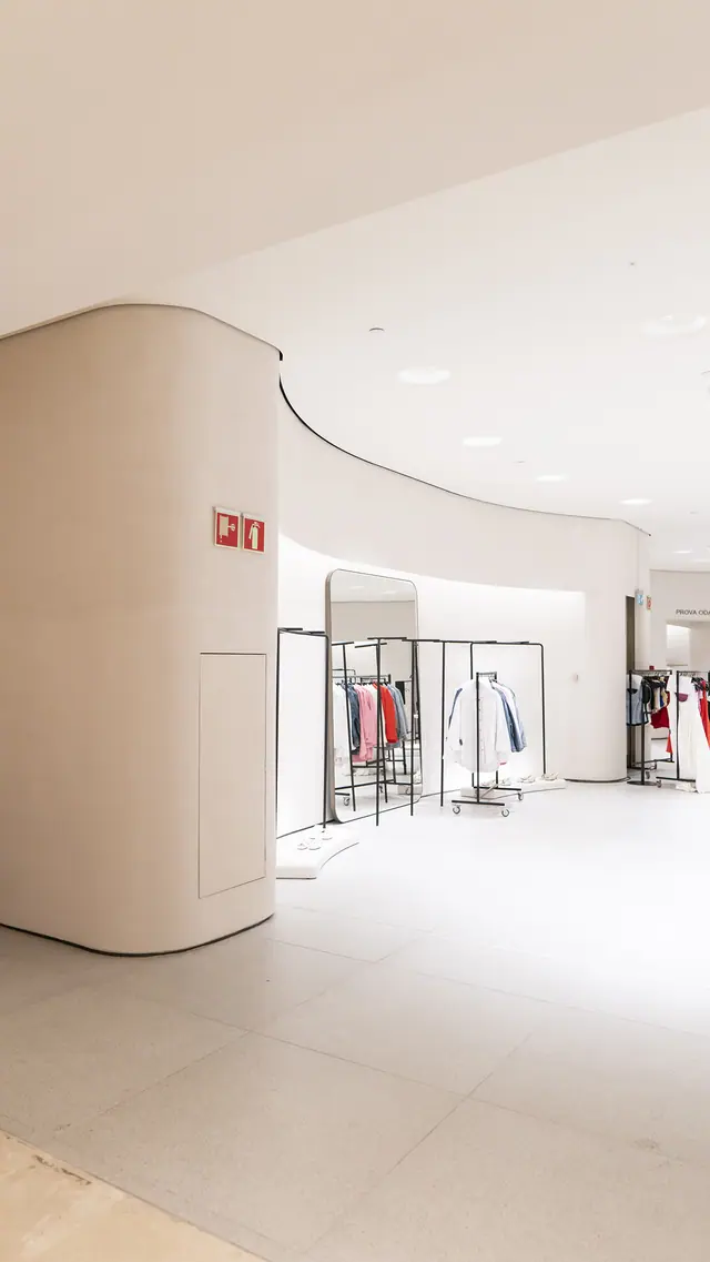 Curved wall and ceiling band