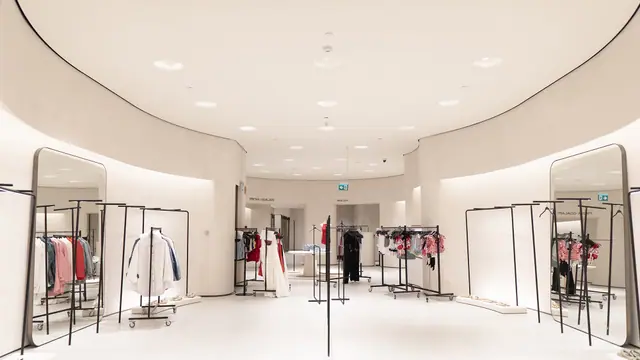 Retail floor with curved ceiling transitions